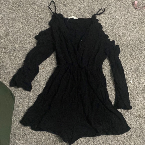 Black cold shoulder shorts romper - Picture 2 of 2